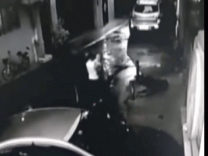 牵狗少女回应逃跑  牵狗少女回应逃跑 新闻-警犬训练器材厂家 _警犬训练用品_工作犬训练用品-南京开久警犬装备