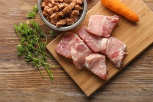 自制狗粮自制营养美味狗粮的全过程-警犬训练器材厂家 _警犬训练用品_工作犬训练用品-南京开久警犬装备