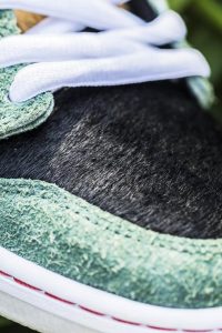 狗狗在狗厕所拉屎踩屎萌宠-警犬训练器材厂家 _警犬训练用品_工作犬训练用品-南京开久警犬装备